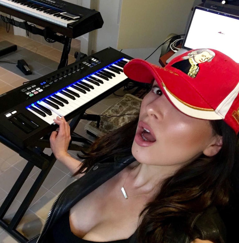 Lola Astanova. Najseksowniejsza pianistka świata