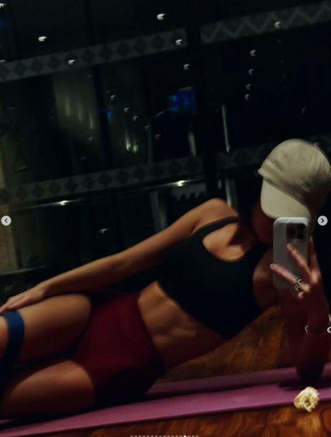 Roksana Węgiel-Mglej rozciąga się w Dubaju