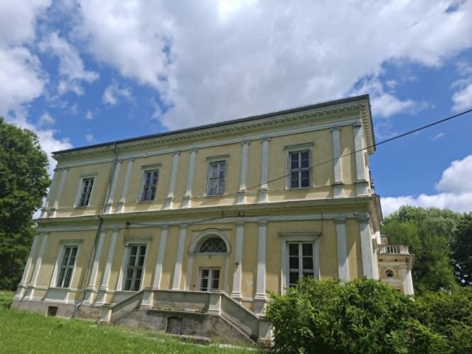 Rezydencja nie powstała bowiem jako zwykły dom mieszkalny. Miała być gigantycznym skarbcem dla Biblioteki Ordynacji Myszkowskiej