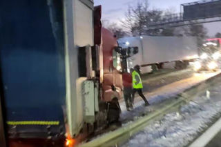 Paraliż na trasie S1. TIR złożył się jak scyzoryk i zablokował przejazd