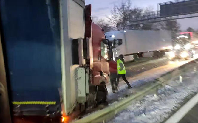 Zablokowana trasa S1 w Sosnowcu. TIR uderzył w barierki