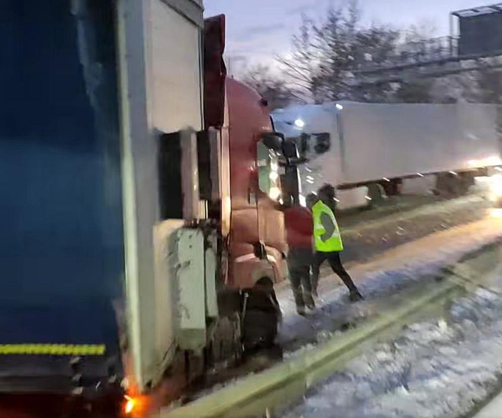 Paraliż na trasie S1. TIR złożył się jak scyzoryk i zablokował przejazd