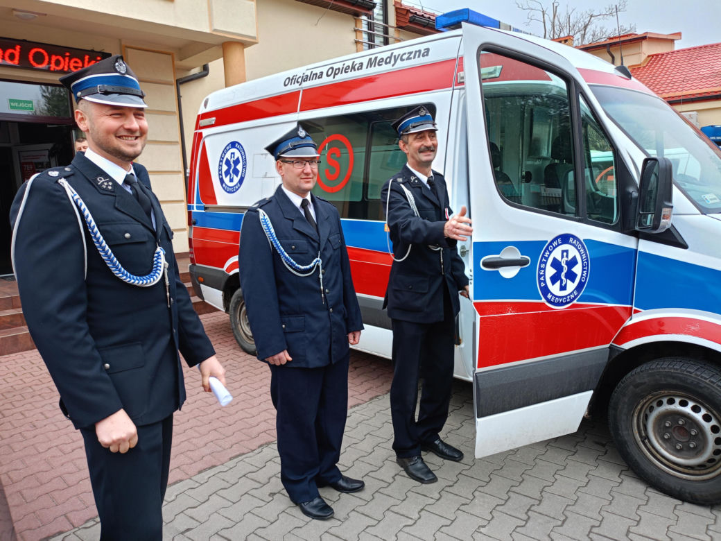 Karetki odebrali przedstawiciele OSP w Mariańskim Porzeczu i przedstawiciele Fundacji Eska Kowalscy