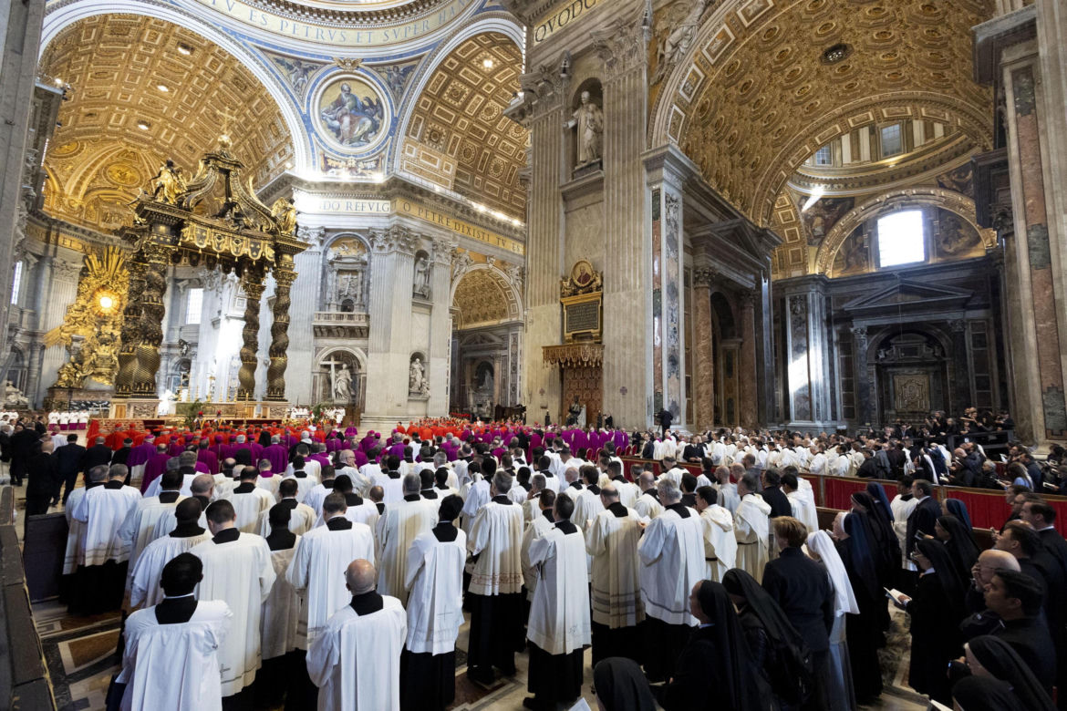 Trumna z ciałem papieża Franciszka przeniesiona w procesji do bazyliki Św. Piotra