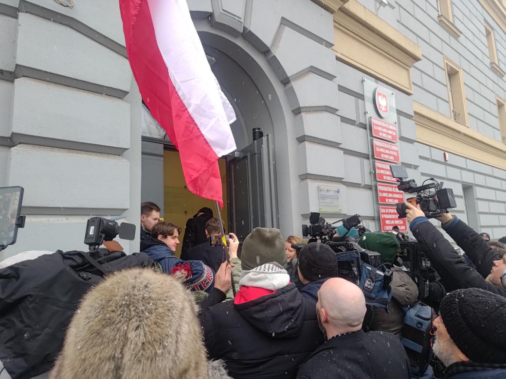 Grzegorz Braun pojawił się w prokuraturze. Nie otrzymał żadnych zarzutów