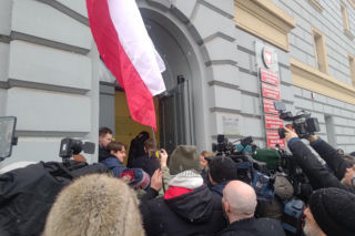 Grzegorz Braun pojawił się w prokuraturze. Nie otrzymał żadnych zarzutów