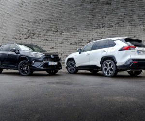 Suzuki Across Plug-in Hybrid i-AWD e-CVT Elegance & Toyota RAV4 Hybrid i-AWD e-CVT Black Edition by JBL