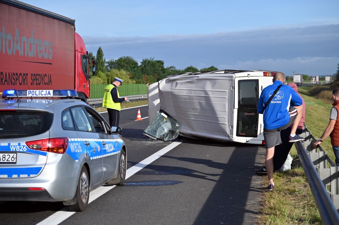 Dachowanie busa na obwodnicy Stargardu. Są ranni!