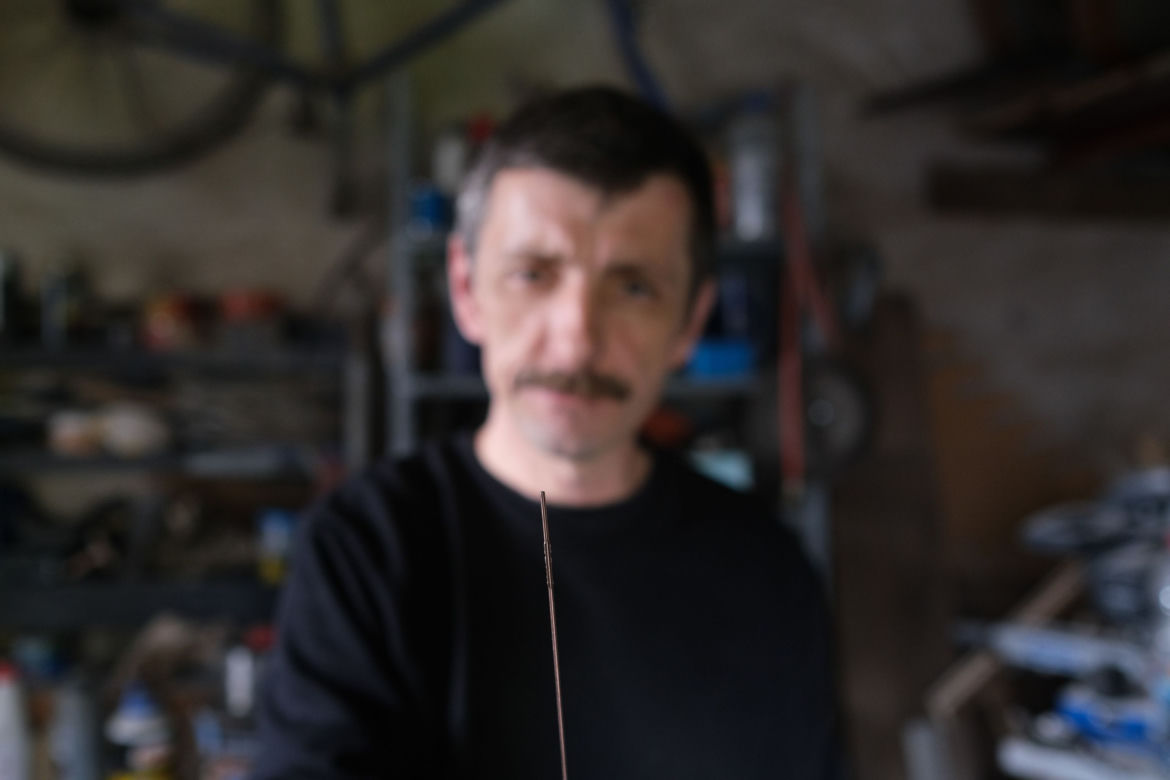 Drut wbił mu się w oko