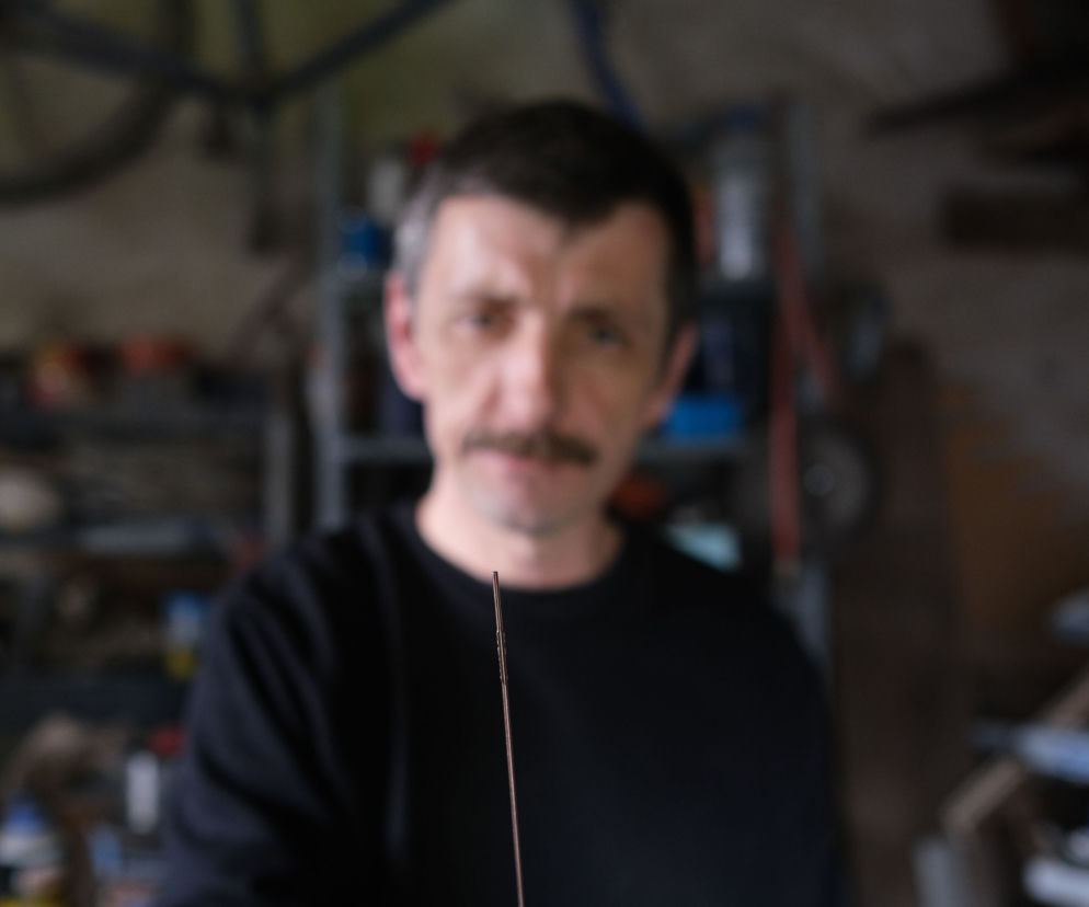 Drut wbił mu się w oko