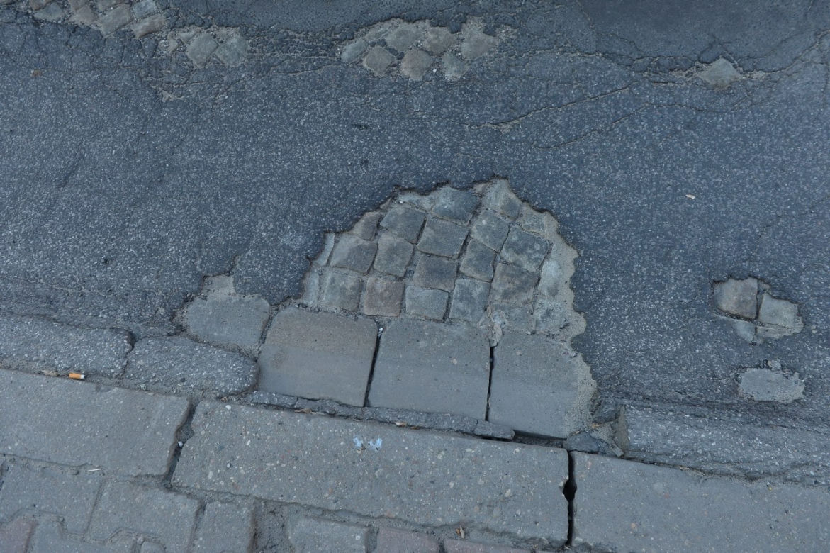 Wstyd! Takie dziurawe ulice w centrum Warszawy