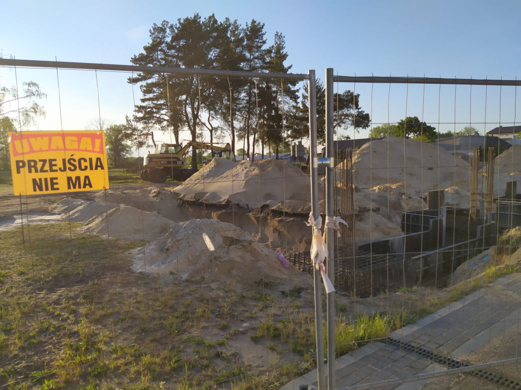Trwa budowa hali sportowej przy Zespole Oświatowo-Wychowawczym w Strzale - ZDJĘCIA