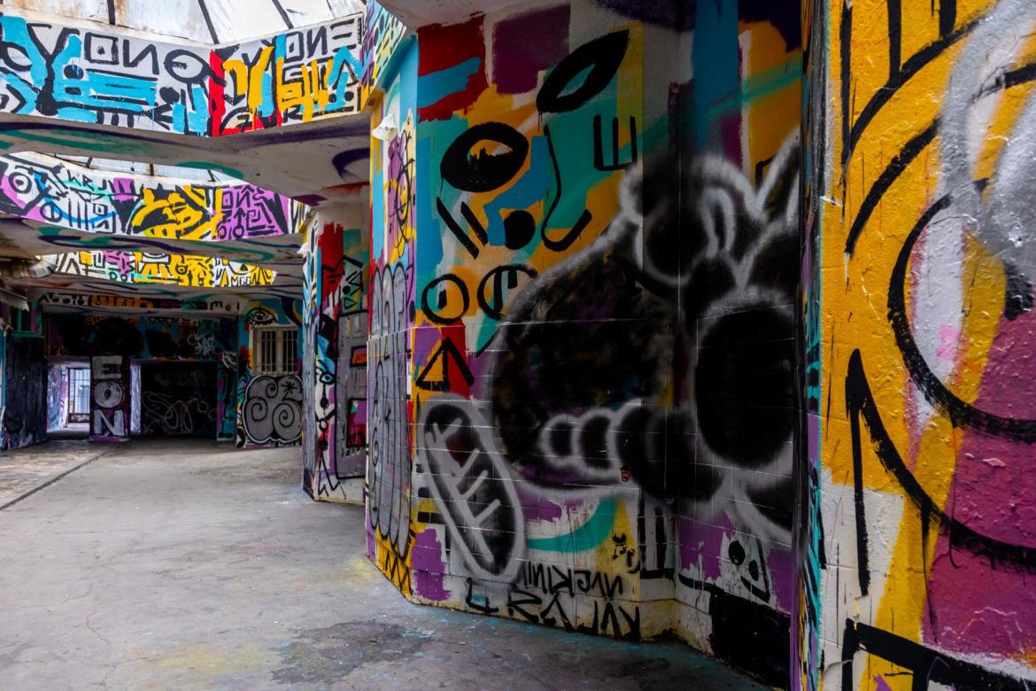 Pasaż Italia - zobacz, jak dziś wygląda zaniedbany zabytek. Nowe graffiti już przykryto kolejnym