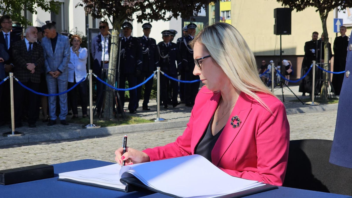 Nadanie sztandaru dla KPP w Świdwinie