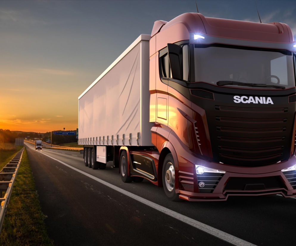 Ciężarówka Scania z naczepą na drodze o zachodzie słońca. Koncepcja gigantycznych TIR-ów, które chce wprowadzić Bruksela na unijne drogi. Więcej na temat zmian w transporcie i ich wpływu na branżę transportową w Super Biznes.
