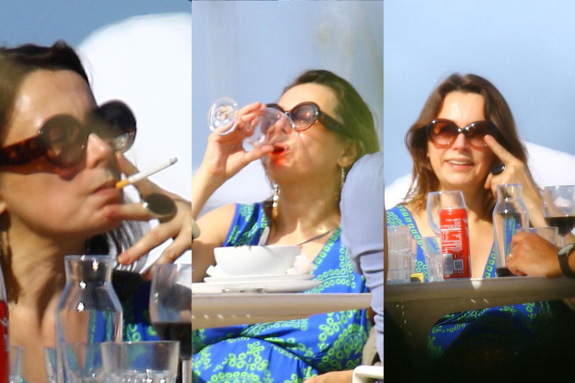 Renata Dancewicz kurzy na plaży