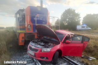 O krok od tragedii w Bogaczowie. Kobieta wjechała wprost pod nadjeżdżający pociąg