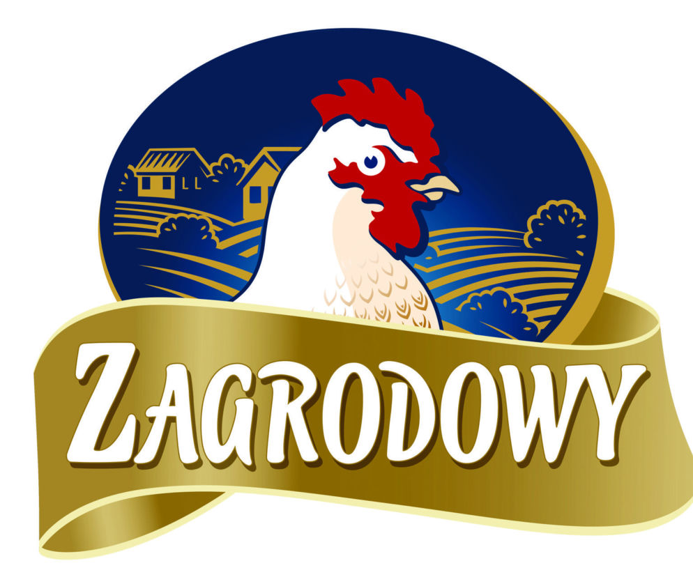 Logo marki Kurczak Zagrodowy z głową koguta na tle wiejskiego krajobrazu. O jakości mięsa z Podlasia przeczytasz na Eska.