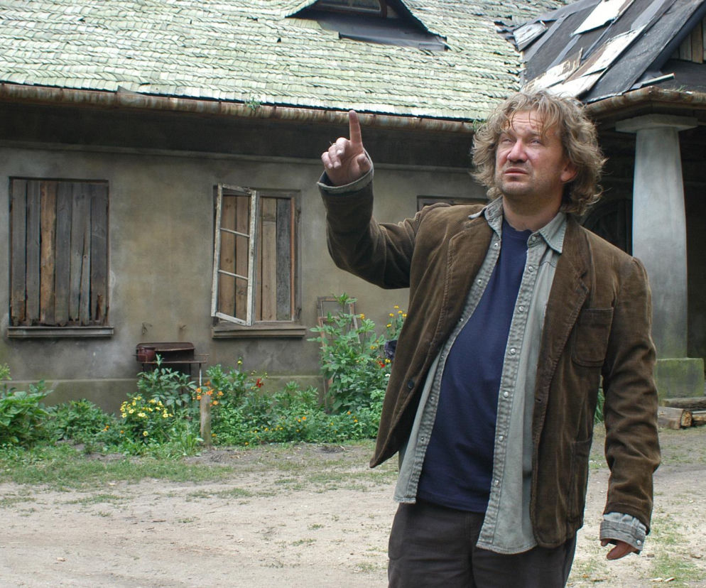 Aktor Paweł Królikowski na tle starego dworku w Jeruzalu. O przemianie serialowych Wilkowyj przeczytasz w Eska.