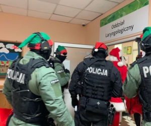 Poznań. Policjanci eskortowali Świętego Mikołaja. Wyjątkowa akcja [ZDJĘCIA]