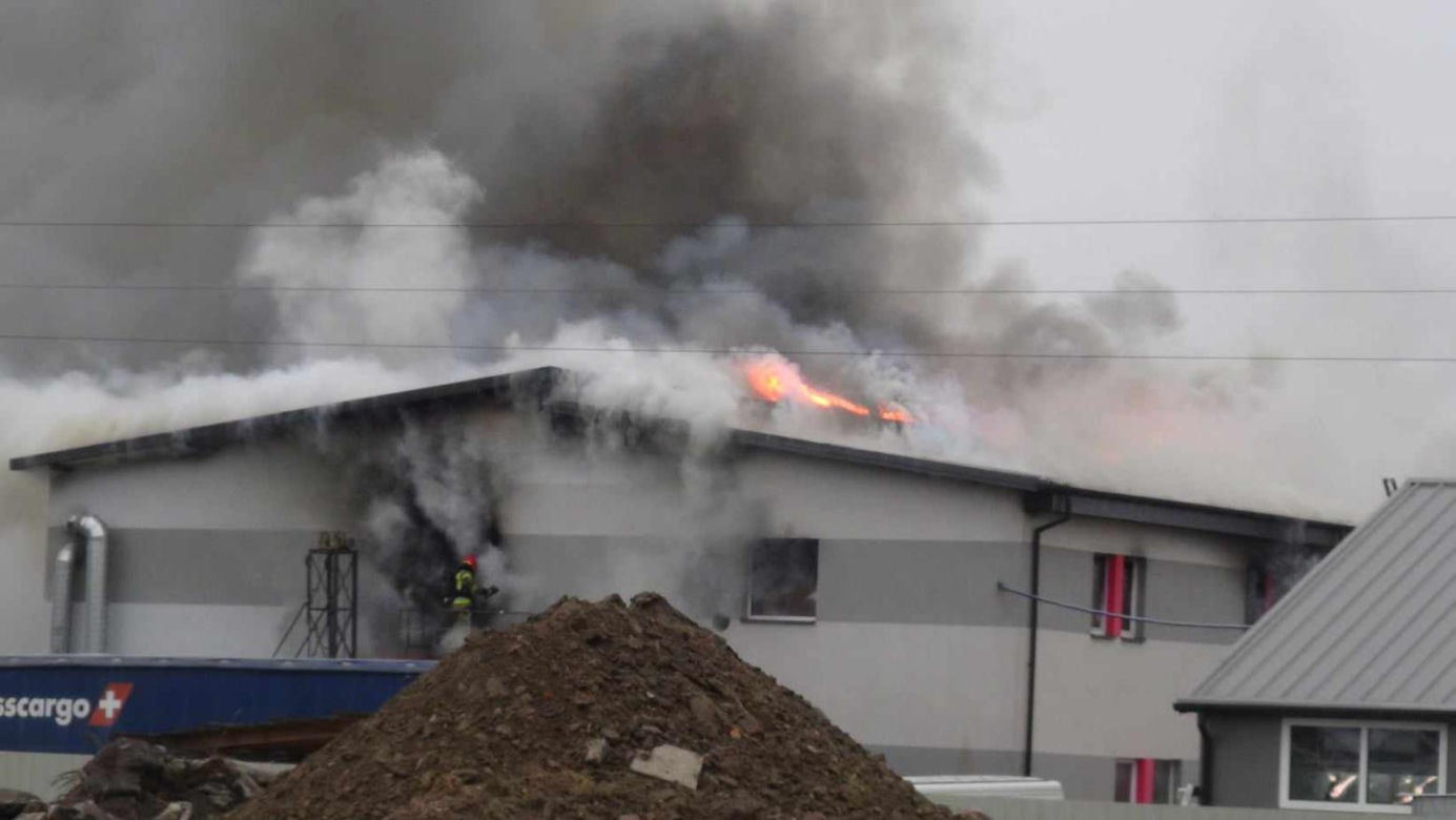 Płomienie buchnęły w górę, dym zasłonił wszystko. Jedna osoba poparzona