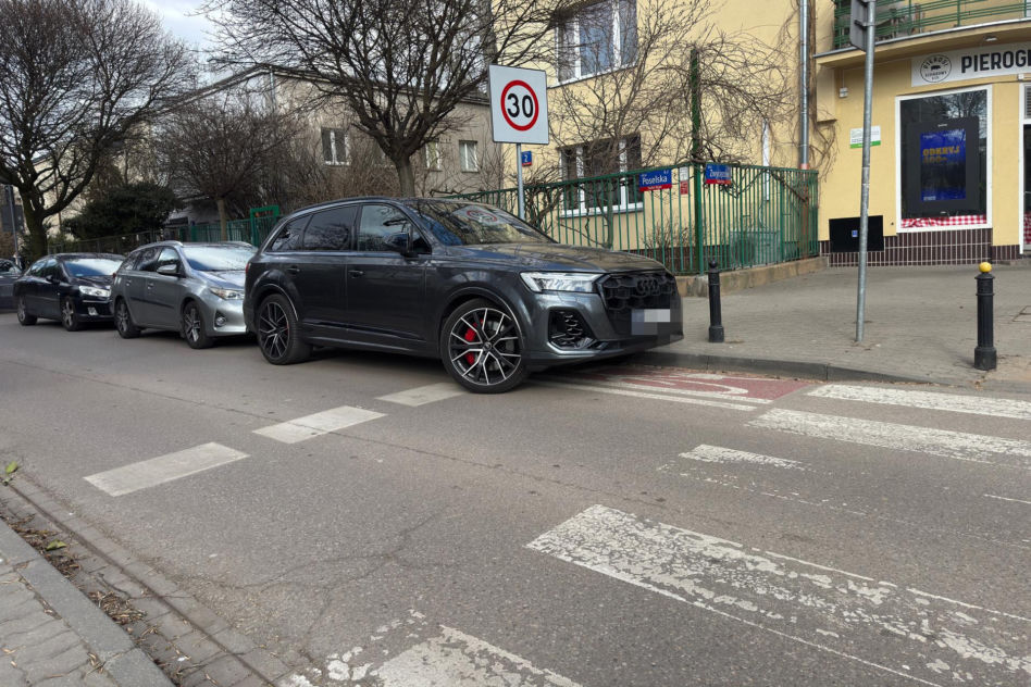 Tomasz Karolak parkuje jak król na włościach