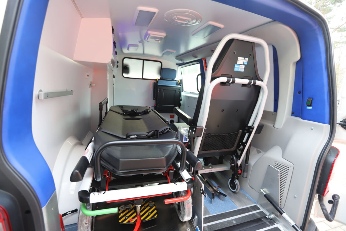 Szpital w Lesznie ma nową karetkę transportową. Zastąpi inną, wysłużoną