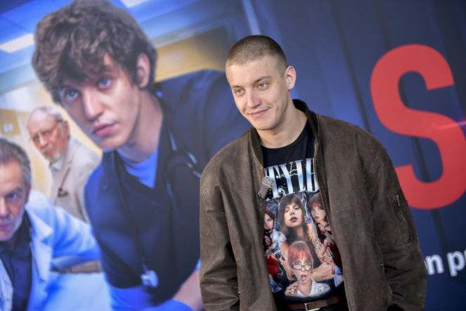 Sebastian Dela zachwyca w serialu SOR. Widzowie porównują go do Żmijewskiego w Na dobre i na złe