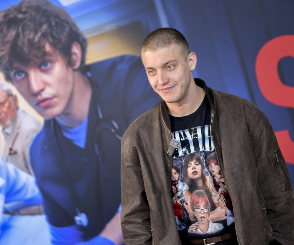 Aktor Sebastian Dela na tle plakatu serialu SOR. O sukcesach młodego gwiazdora przeczytasz na Eska.