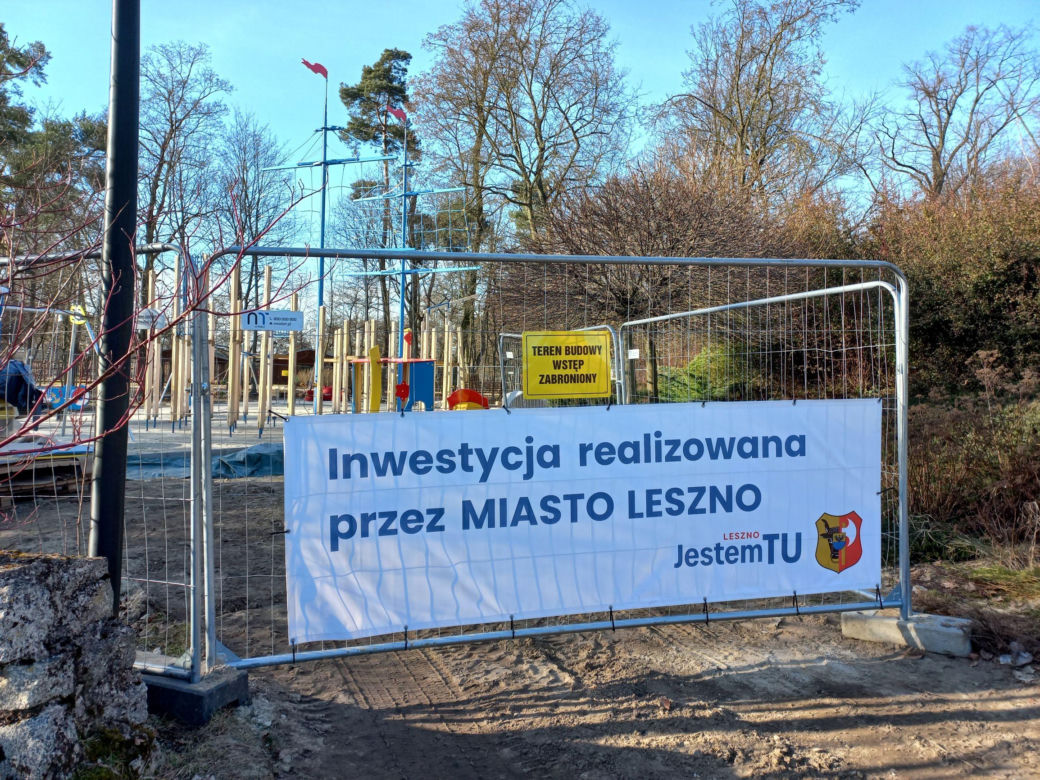 Statek w naprawie, pająk już jest. Trwa modernizacja placu zabaw w Parku Tysiąclecia w Lesznie