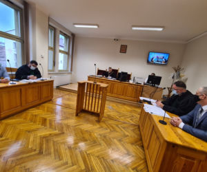 Zwolnieni ratownicy medyczni z Przemyśla przed sądem walczą o przywrócenie do pracy [ZDJĘCIA]