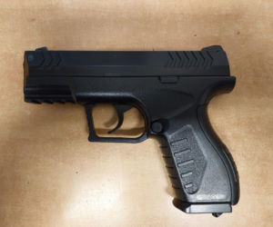 Usłyszała huk i zobaczyła popękaną szybę. Cudzoziemiec strzelał do okien sąsiadów