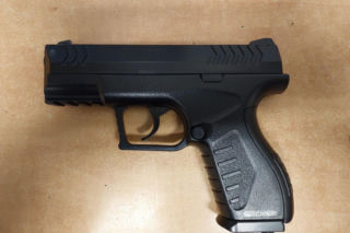 Usłyszała huk i zobaczyła popękaną szybę. Cudzoziemiec strzelał do okien sąsiadów