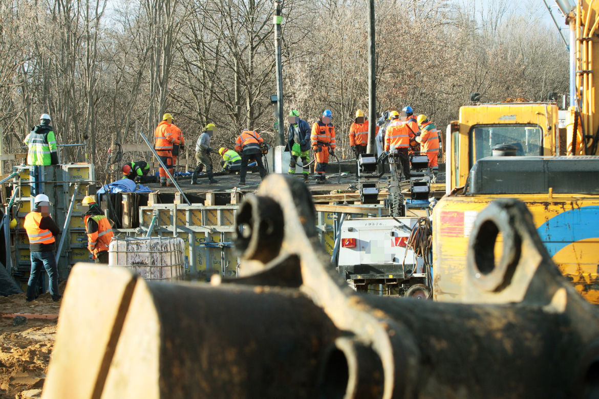 Leją beton na Marywilskiej. Remont walącego się wiaduktu wszedł w kluczowy etap