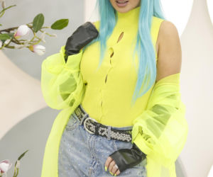 Cleo w niebieskich włosach