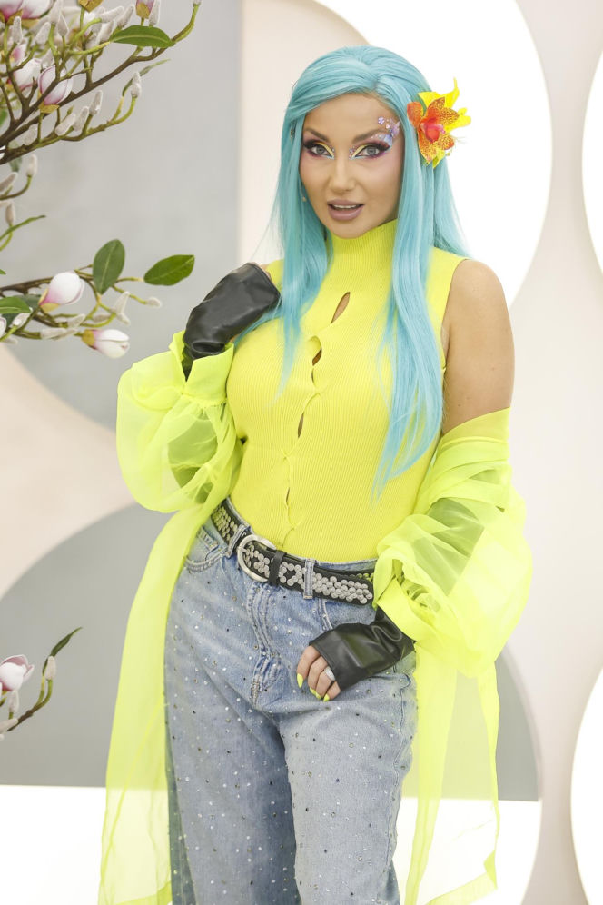 Cleo w niebieskich włosach