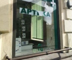 Szedł ulicą, a złość wyładowywał na sklepowych wystawach!