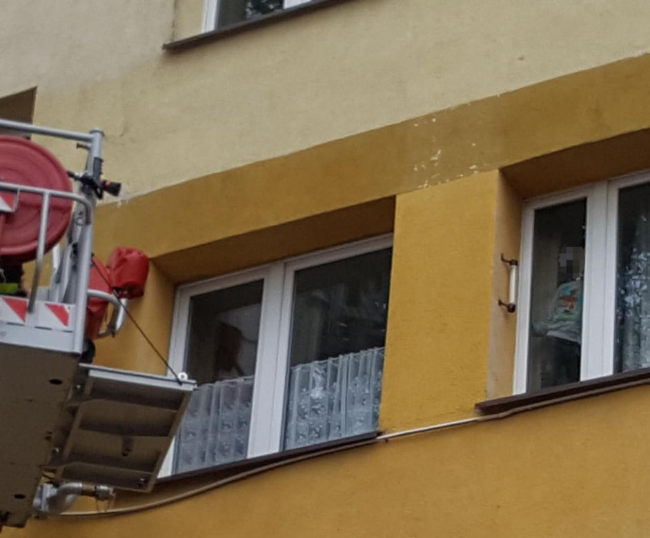 Dziecko stało na parapecie