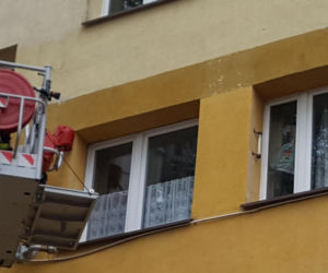 Dziecko stało na parapecie