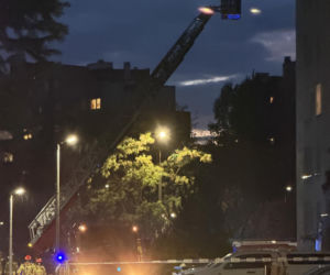 Dramatyczna akcja służb w Warszawie. Mężczyzna po 19 godzinach zszedł z parapetu