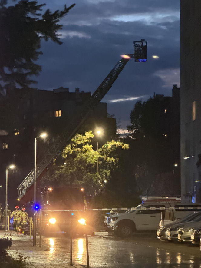 Dramatyczna akcja służb w Warszawie. Mężczyzna po 19 godzinach zszedł z parapetu