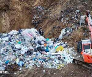 CBŚP rozbiło gang śmieciowy. Mliony ton toksycznych odpadów zakopanych obok S6!