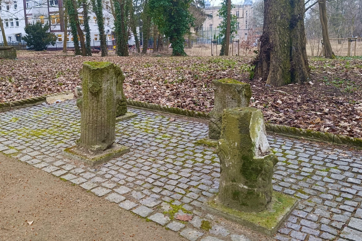 Wandalizm w lapidarium