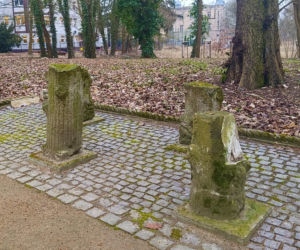 Wandalizm w lapidarium