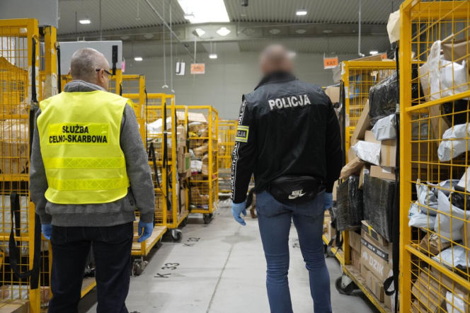 Policjant i funkcjonariusz KAS w sortowni paczek. O walce z przemytem przeczytasz na Eska Nowy-Sącz.