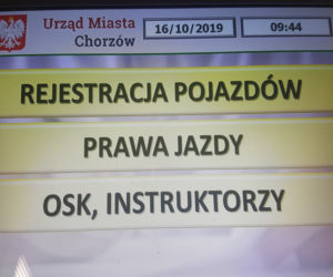 Wygodne sofy, miękkie pufy i kolorowe mebelki - w takich warunkach zarejestrujesz auto w Chorzowie