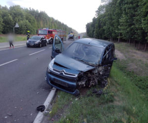 Wjechała na przeciwległy pas. 77-letni kierowca zginął po czołowym zderzeniu