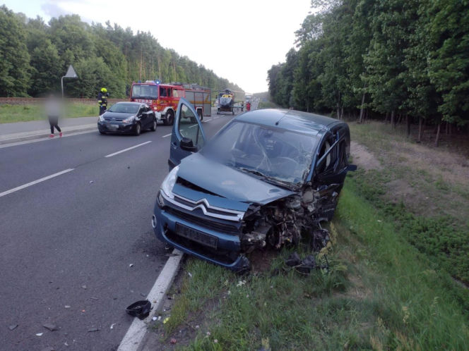 Wjechała na przeciwległy pas. 77-letni kierowca zginął po czołowym zderzeniu