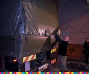 Łomża. Transport środków ochronnych do szpitala