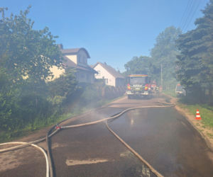 Olbrzymi pożar pod Łomżą. W Starym Cydzynie palą się warsztat, garaż i dom. Ogień został wstępnie opanowany